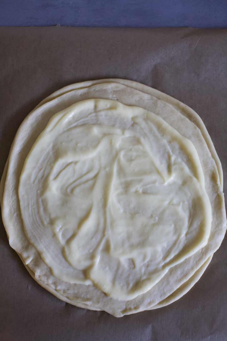 Hefeblume mit Vanillepudding-Eierlikör-Füllung - Fräulein Meer backt