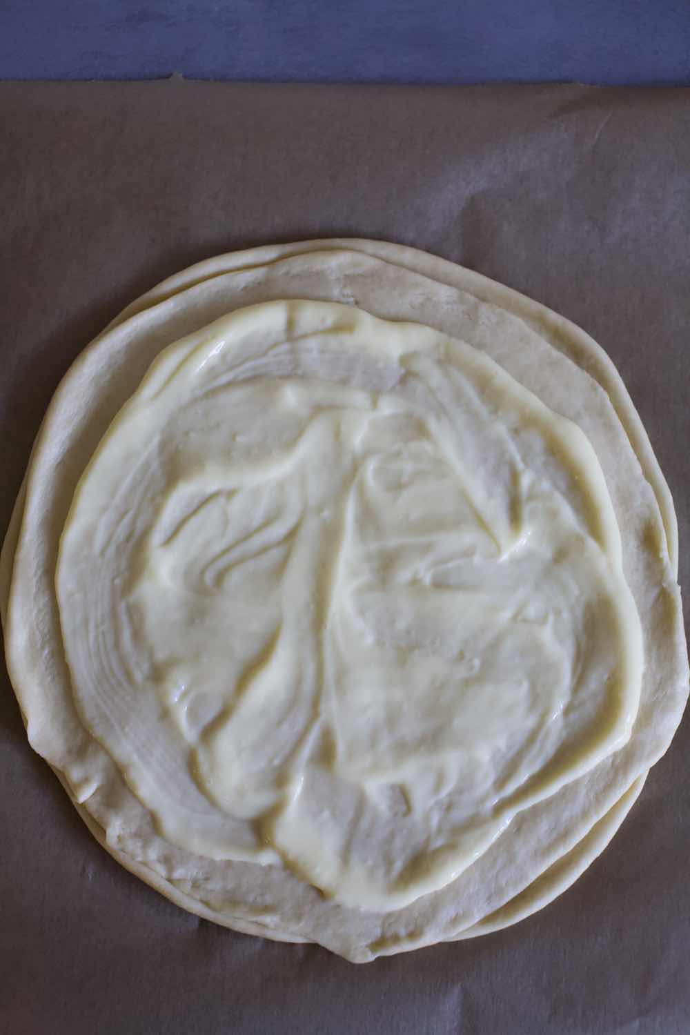 Hefeblume mit Vanillepudding-Eierlikör-Füllung - Fräulein Meer backt