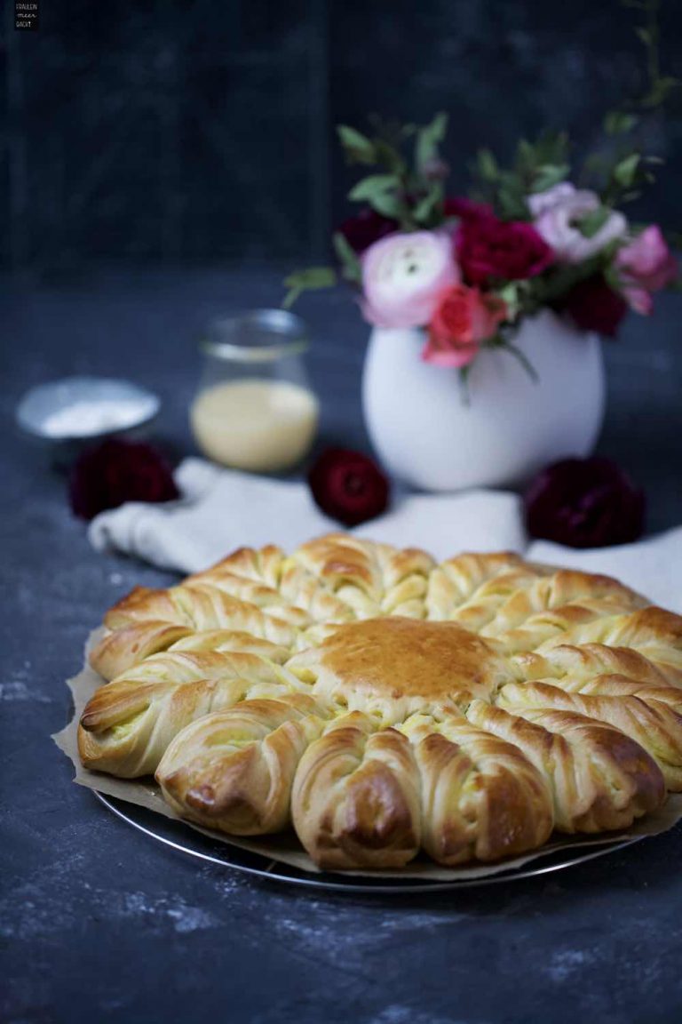 Hefeblume mit Vanillepudding-Eierlikör-Füllung - Fräulein Meer backt