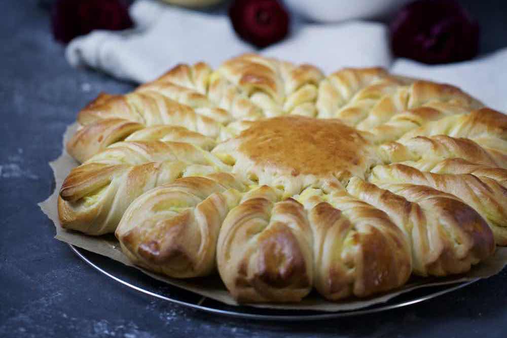 Hefeblume mit Vanillepudding-Eierlikör-Füllung - Fräulein Meer backt