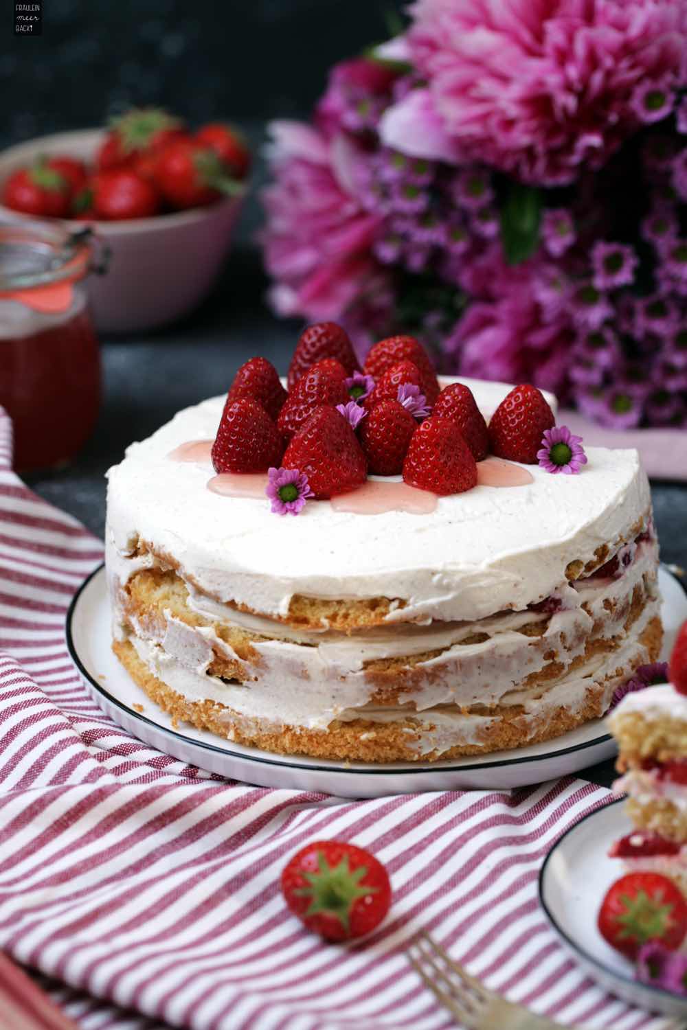 Semi Naked Cake mit Erdbeeren: Sommer auf dem Kuchenteller - Fräulein Meer backt