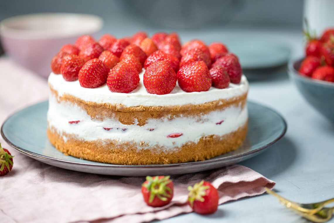 Fraeulein Meer backt Erdbeer Semi Naked Cake