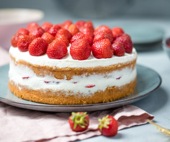 Fraeulein Meer backt Erdbeer Semi Naked Cake