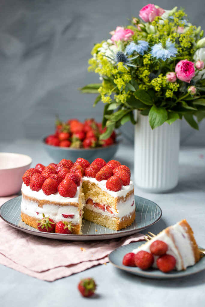 Fraeulein Meer backt Erdbeer Semi Naked Cake 