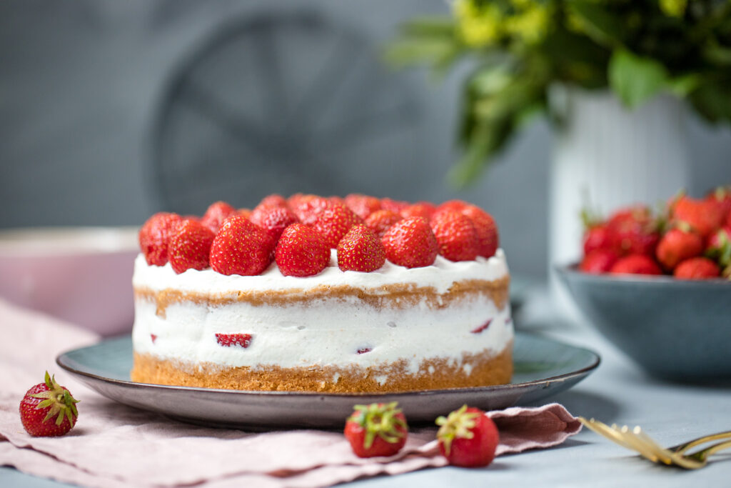 Fraeulein Meer backt Erdbeer Semi Naked Cake 