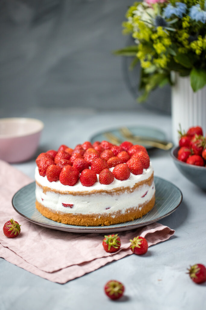 Fraeulein Meer backt Erdbeer Semi Naked Cake 