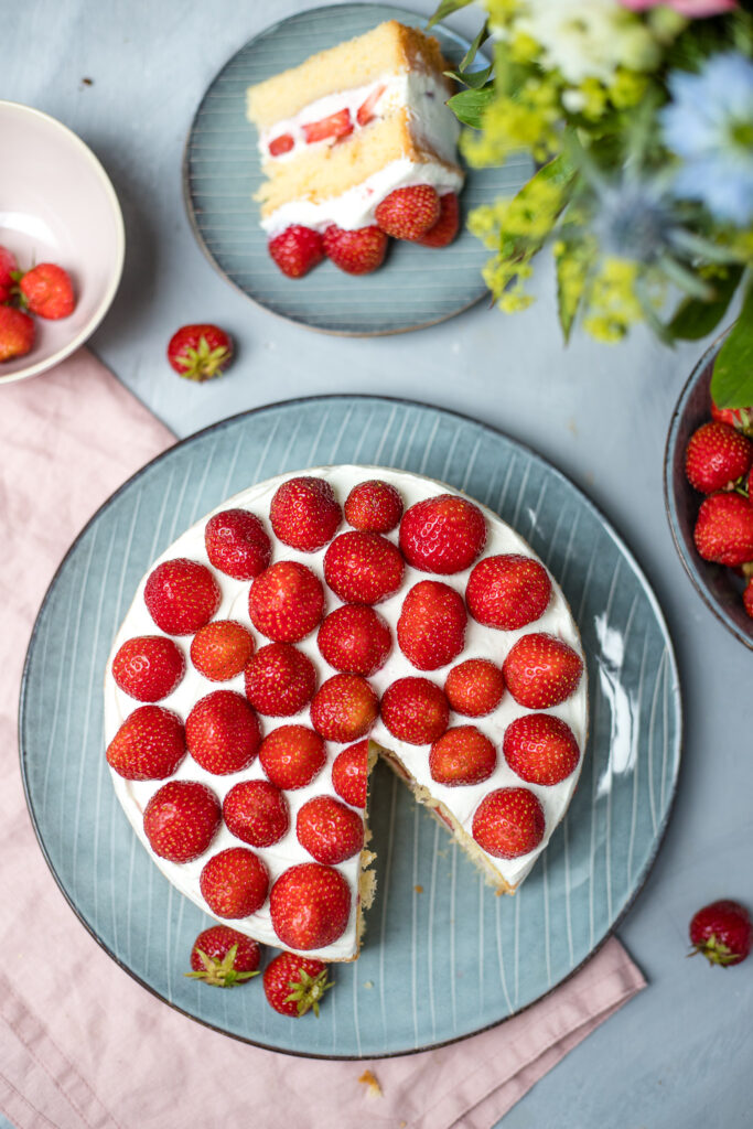 Fraeulein Meer backt Erdbeer Semi Naked Cake 