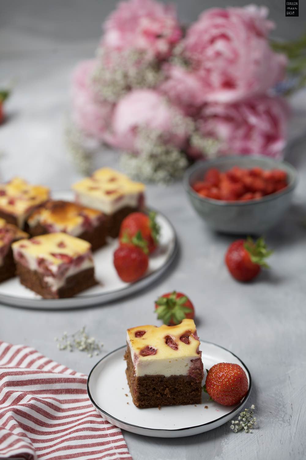 Erdbeer-Käsekuchen-Brownies: Bester Blechkuchen - Fräulein Meer backt