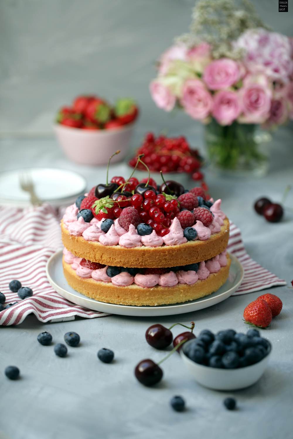 Fraeulein Meer backt Himbeertorte mit Beeren