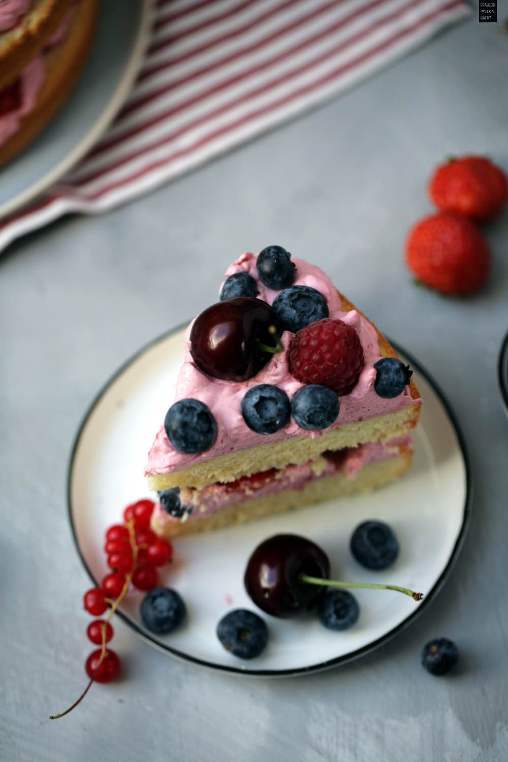 Fraeulein Meer backt Himbeertorte mit Beeren