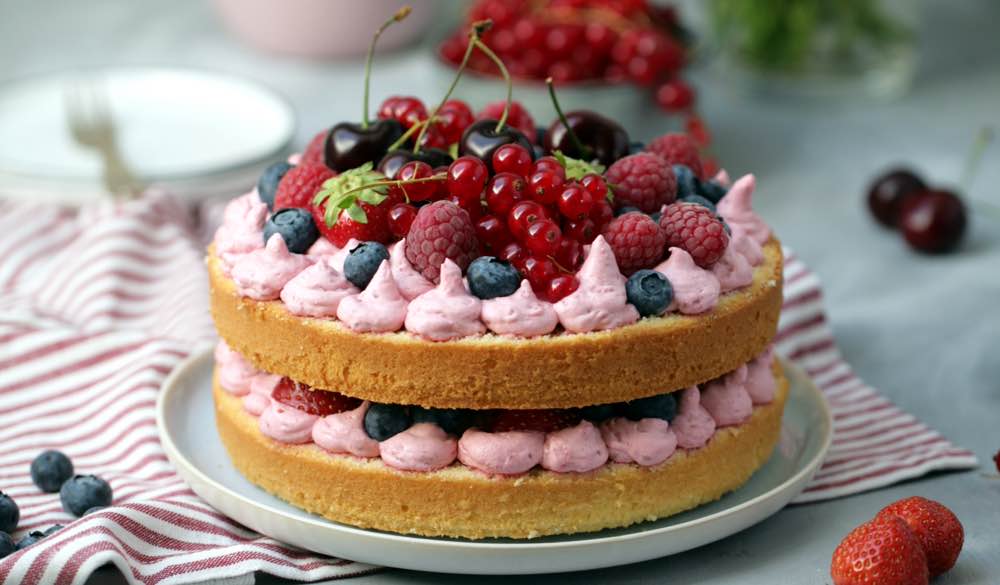 Fraeulein Meer backt Himbeertorte mit Beeren