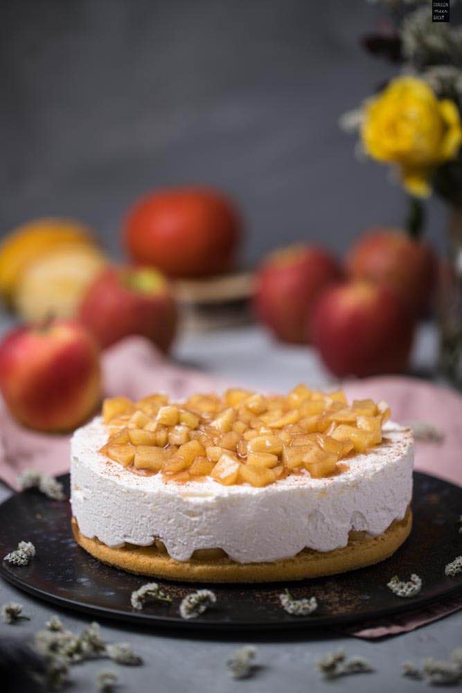 Joghurttorte mit Apfelkompott: Frisch und herbstlich! - Fräulein Meer backt