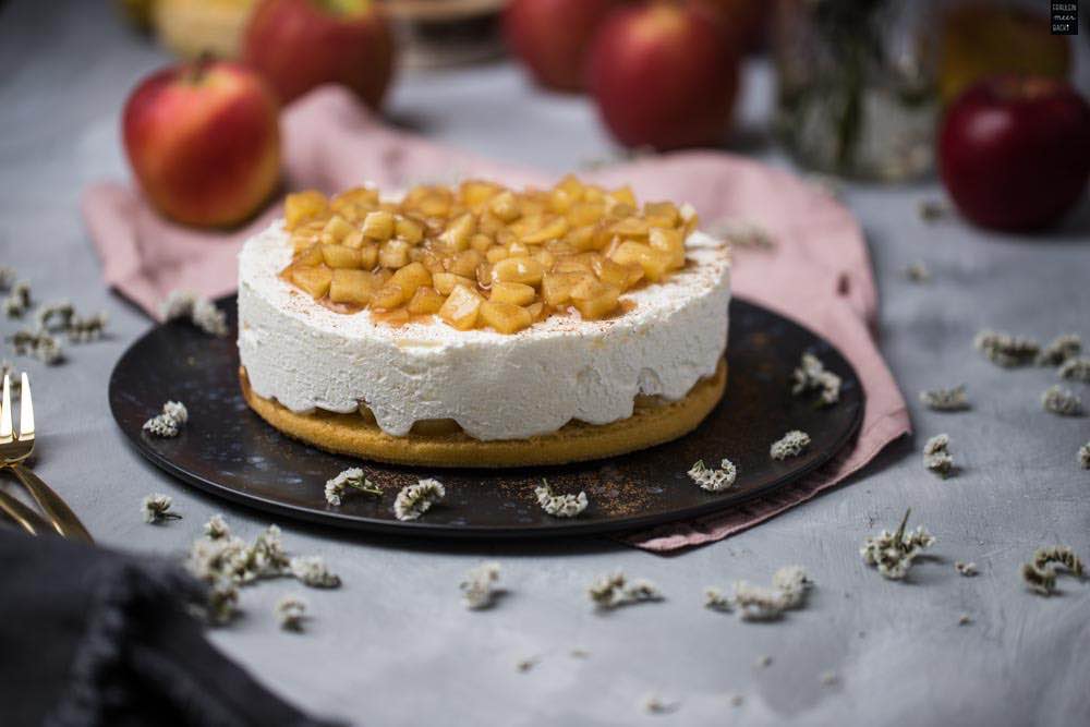 Joghurttorte mit Apfelkompott: Frisch und herbstlich! - Fräulein Meer backt