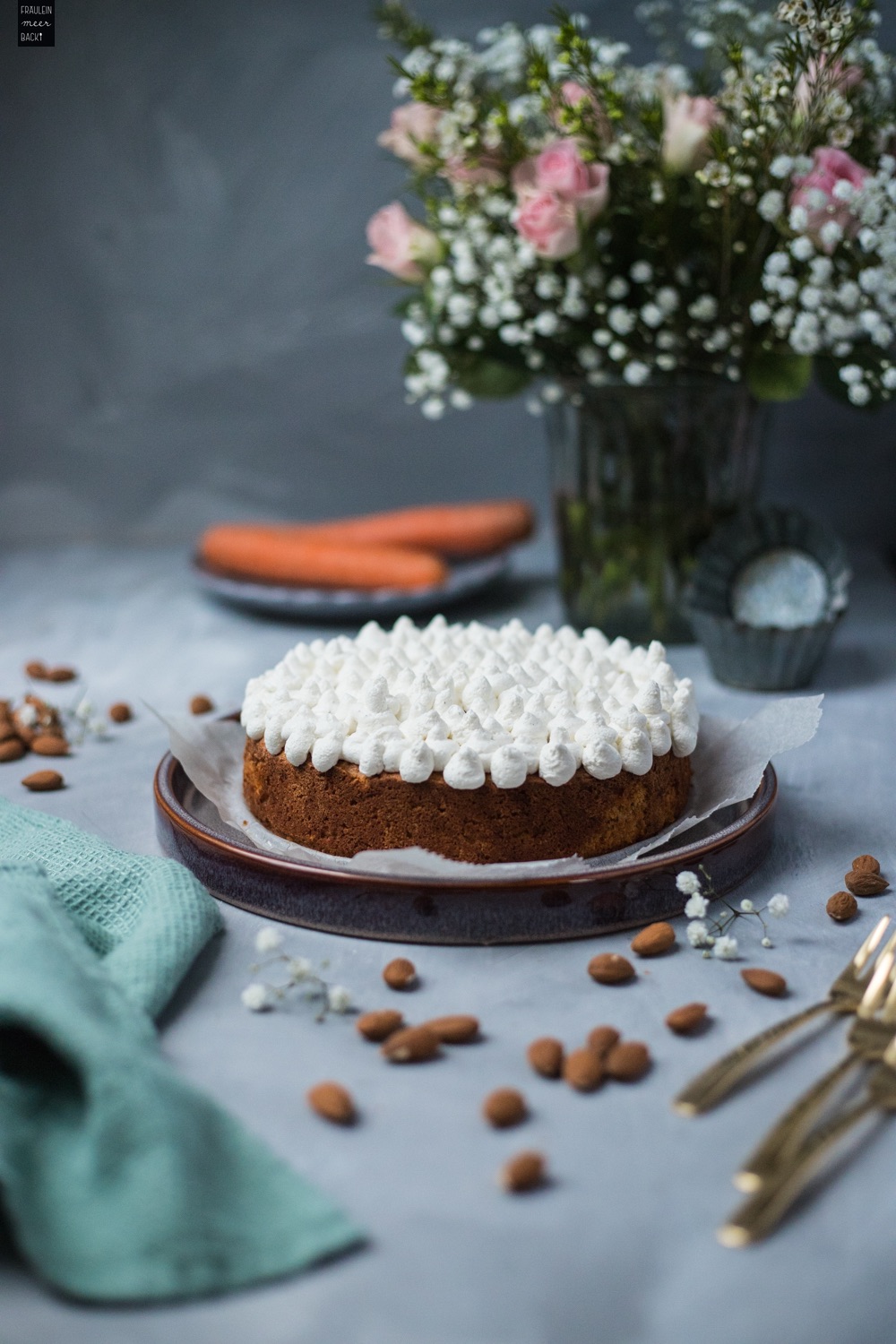 Fraeulein Meer backt Karottenkuchen mit Sahne-Quark-Tupfen