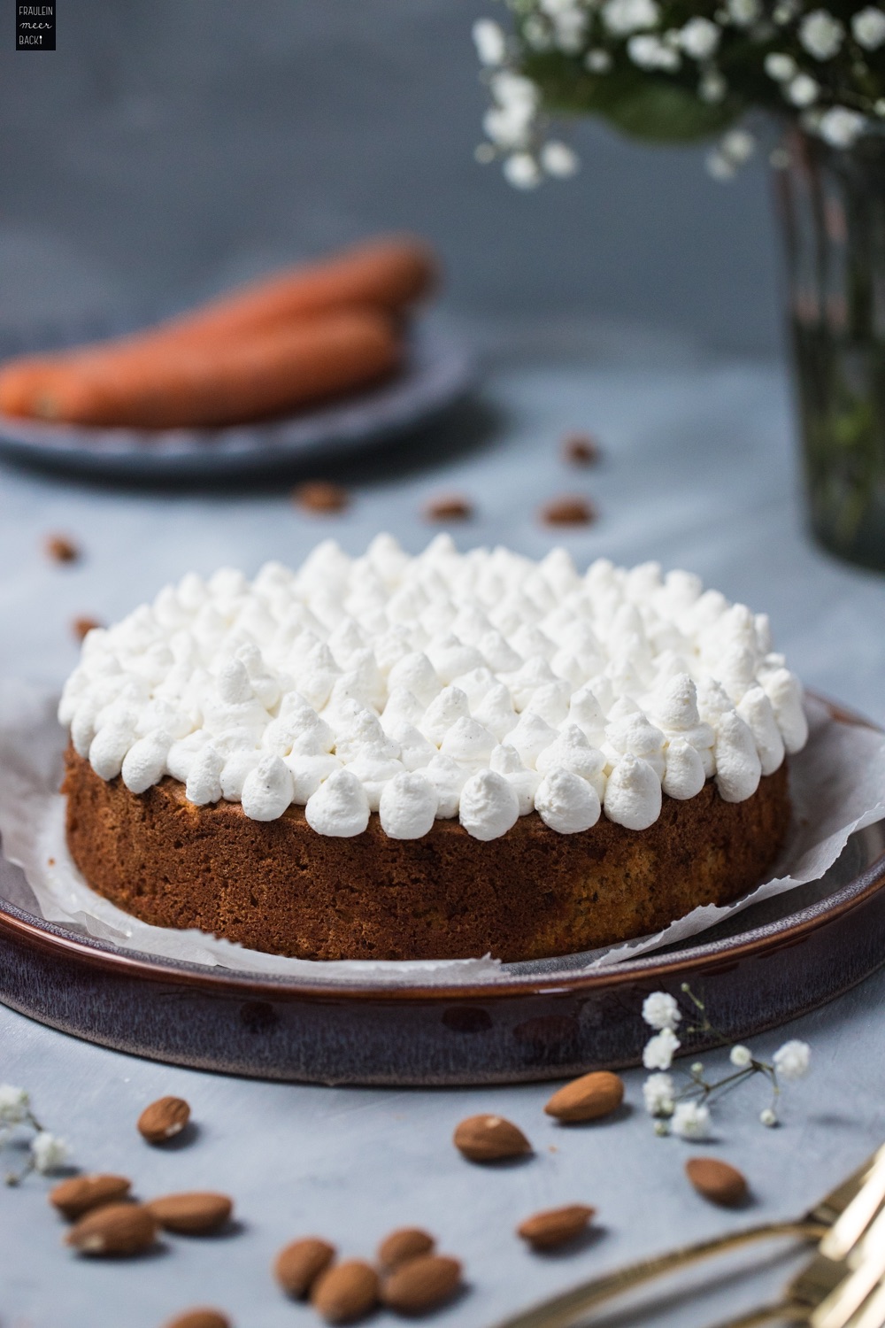 Fraeulein Meer backt Karottenkuchen mit Sahne-Quark-Tupfen