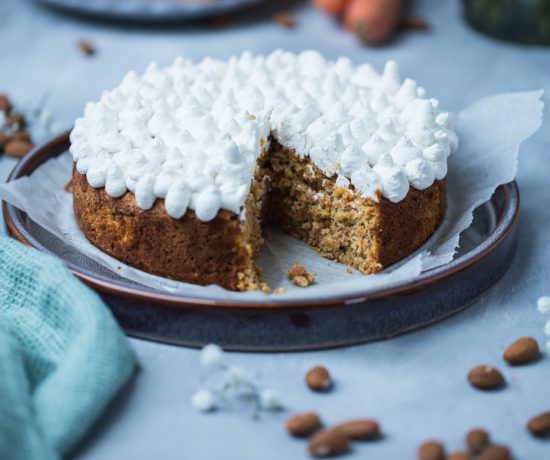 Fraeulein Meer backt Karottenkuchen mit Sahne-Quark-Tupfen