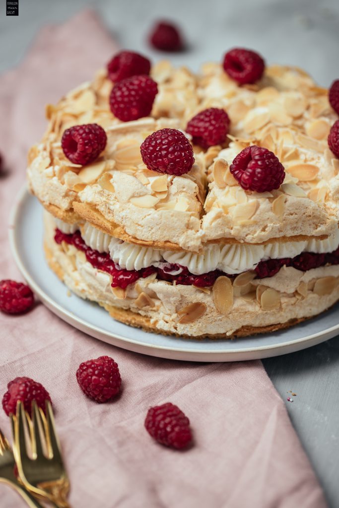 Fraeulein Meer backt Himbeer Baisertorte