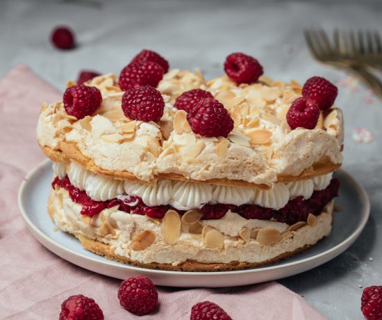 Fraeulein Meer backt Himbeer Baisertorte