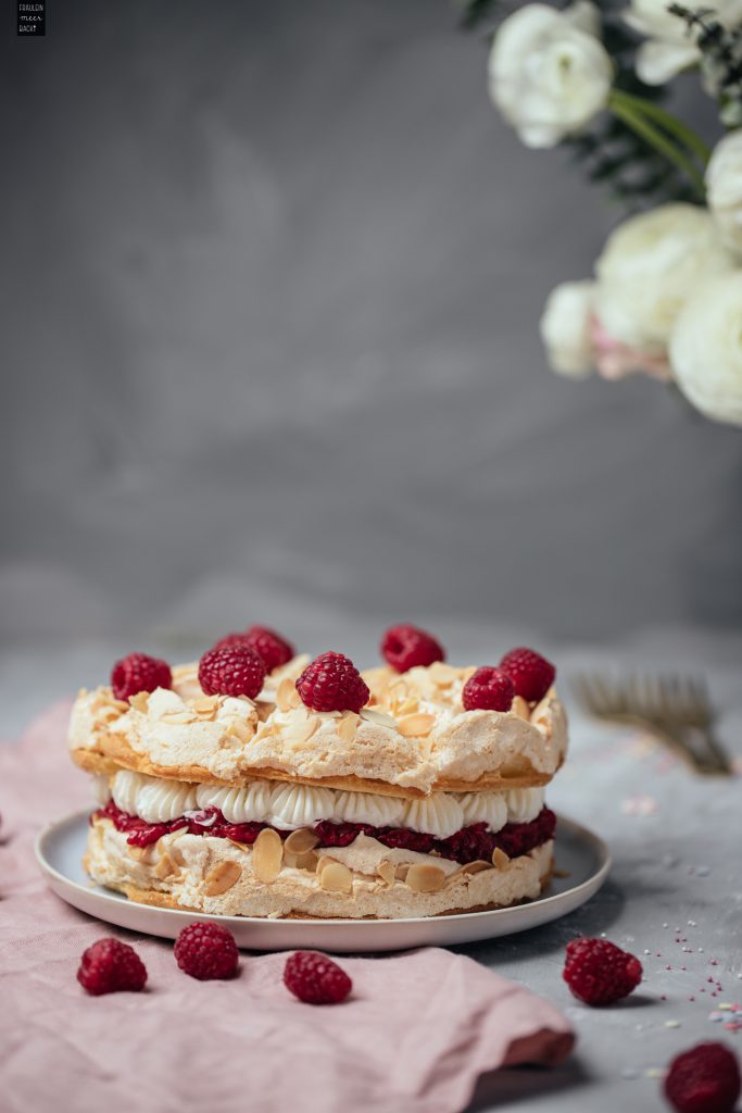 Fraeulein Meer backt Himbeer Baisertorte