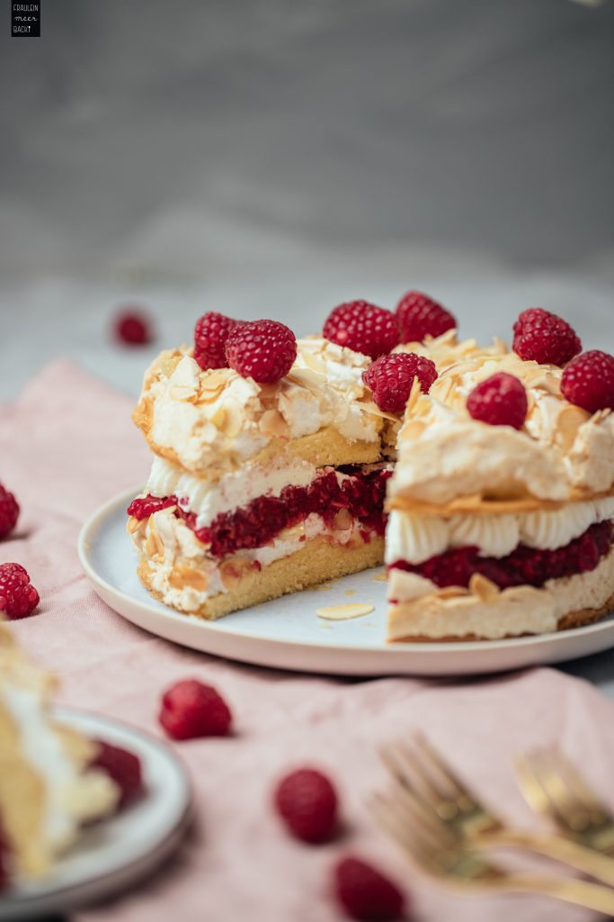 Fraeulein Meer backt Himbeer Baisertorte