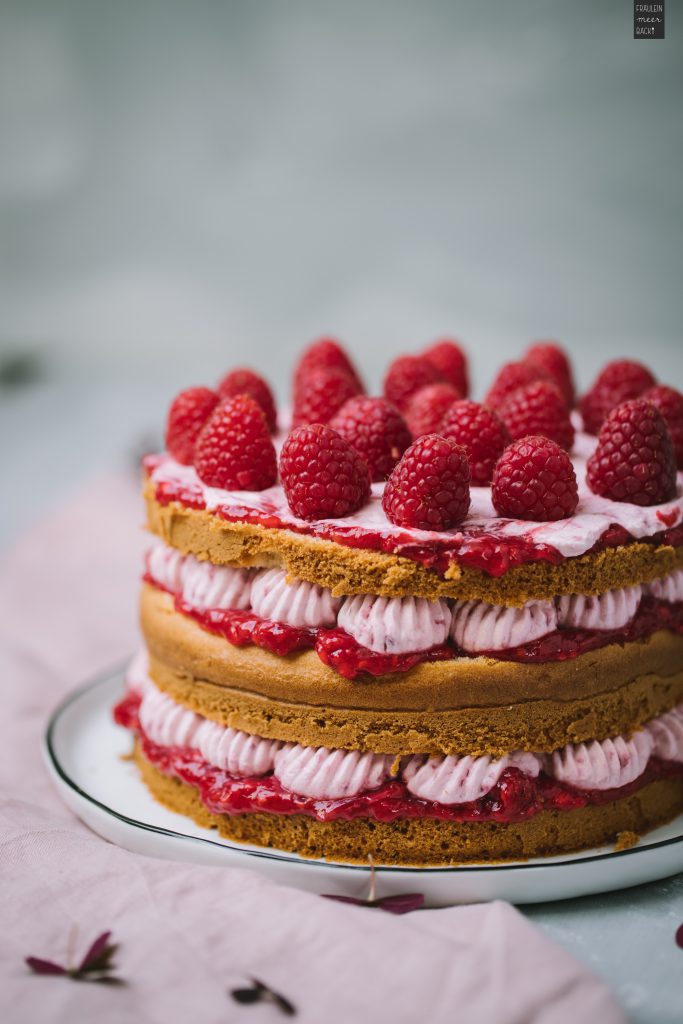 Fraeulein Meer backt Himbeer Rhabarber Torte