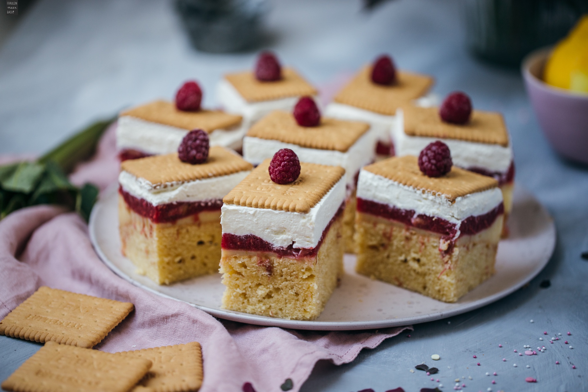 Butterkekskuchen mit Himbeer-Rhabarber-Kompott - Fräulein Meer backt