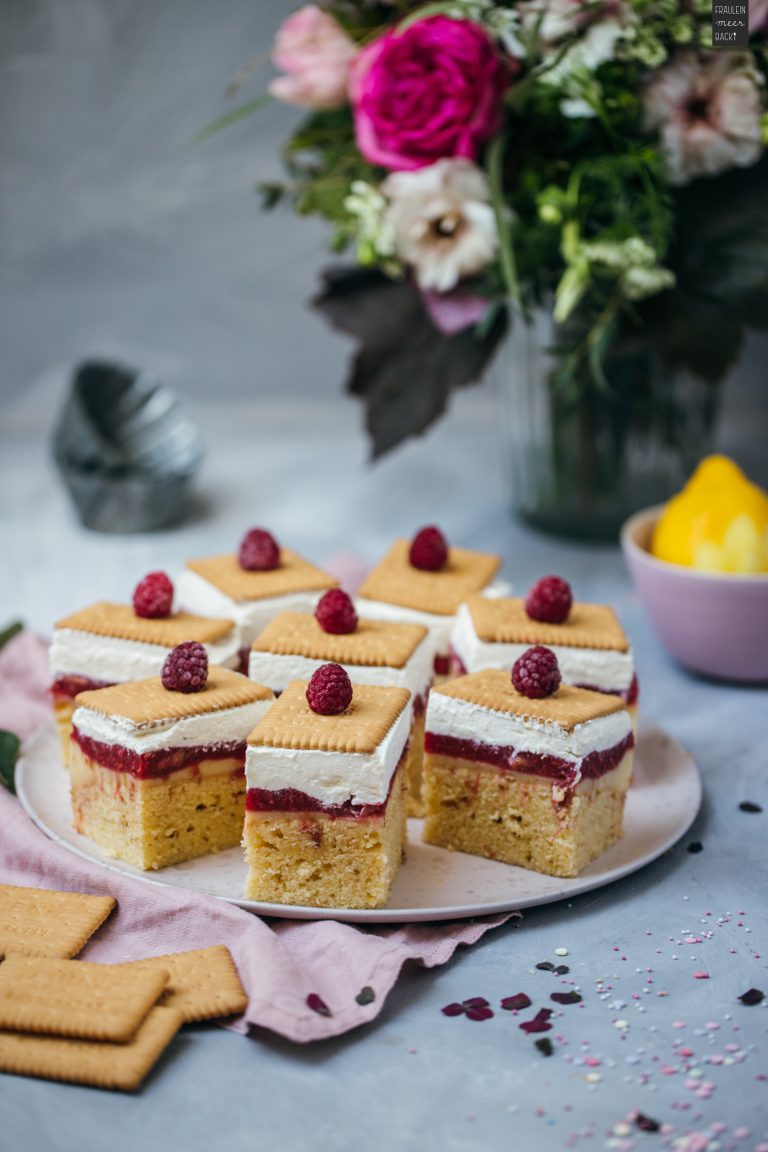 Butterkekskuchen mit Himbeer-Rhabarber-Kompott - Fräulein Meer backt