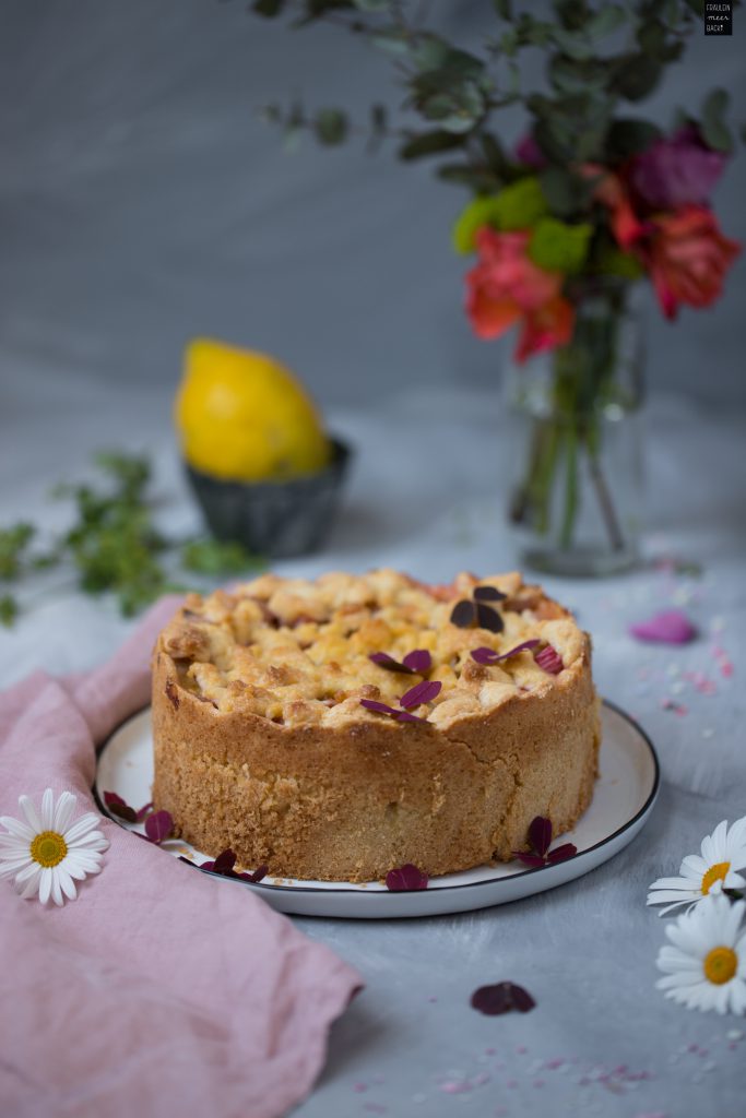 Fräulein Meer backt Rhabarber Pudding Kuchen mit Streuseln