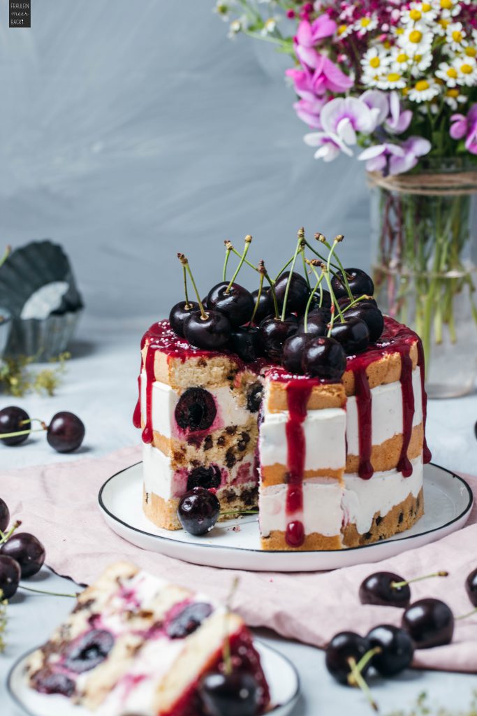 Fraeulein Meer backt Joghurt Kirsch Torte mit Biskuit und Schokotropfen