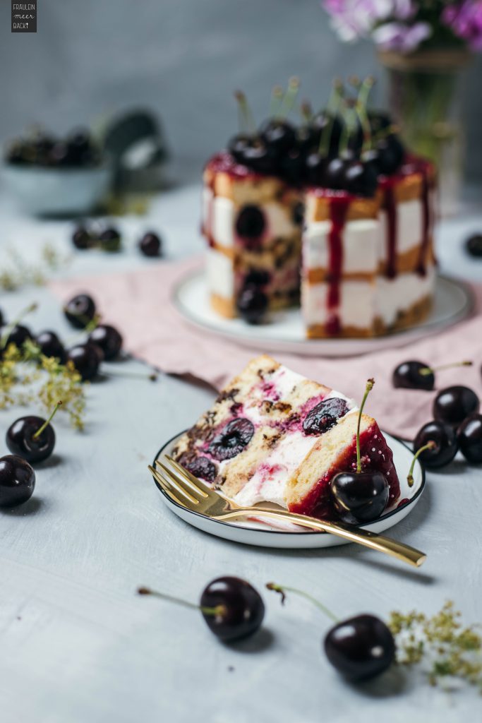 Fraeulein Meer backt Joghurt Kirsch Torte mit Biskuit und Schokotropfen