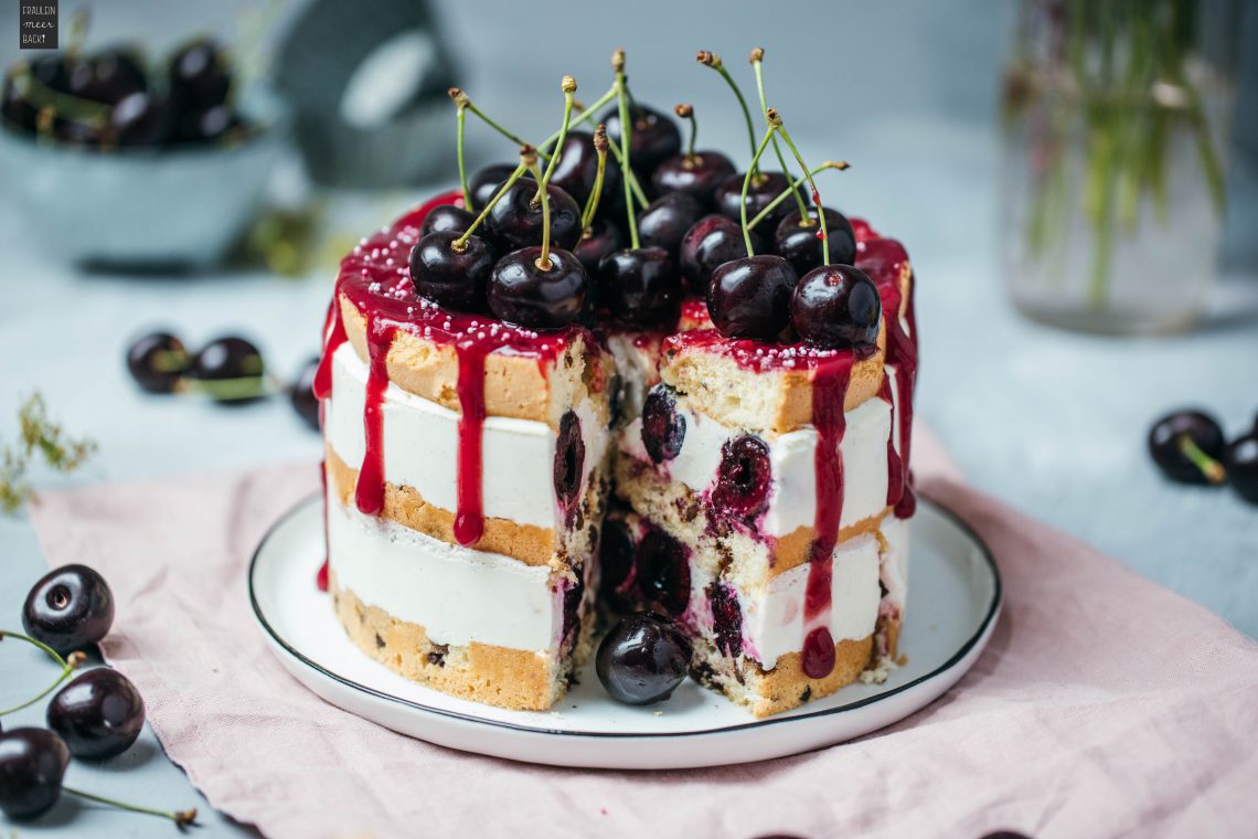 Fraeulein Meer backt Joghurt Kirsch Torte mit Biskuit und Schokotropfen