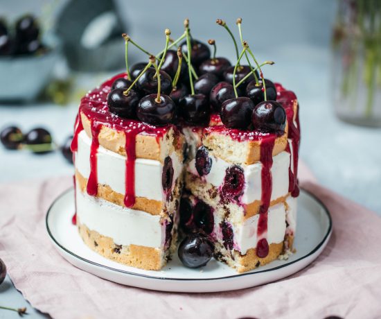 Fraeulein Meer backt Joghurt Kirsch Torte mit Biskuit und Schokotropfen