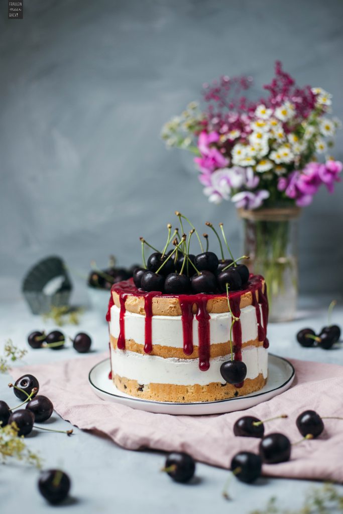 Fraeulein Meer backt Joghurt Kirsch Torte mit Biskuit und Schokotropfen