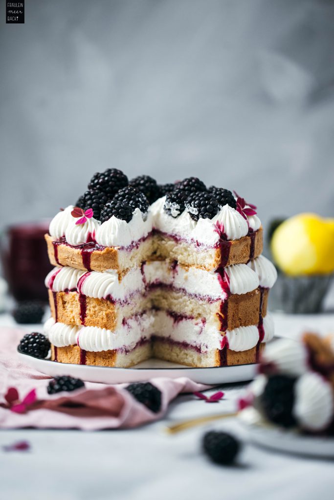 Fraeulein Meer backt Brombeer-Biskuit-Torte