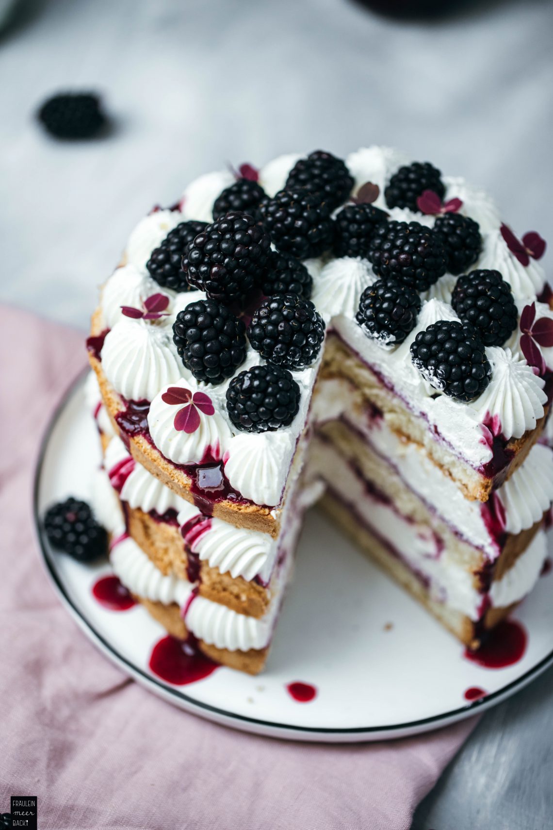Brombeer-Biskuit-Torte: Spätsommerglück - Fräulein Meer backt