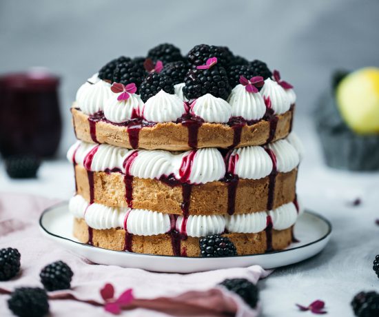 Fraeulein Meer backt Brombeer-Biskuit-Torte