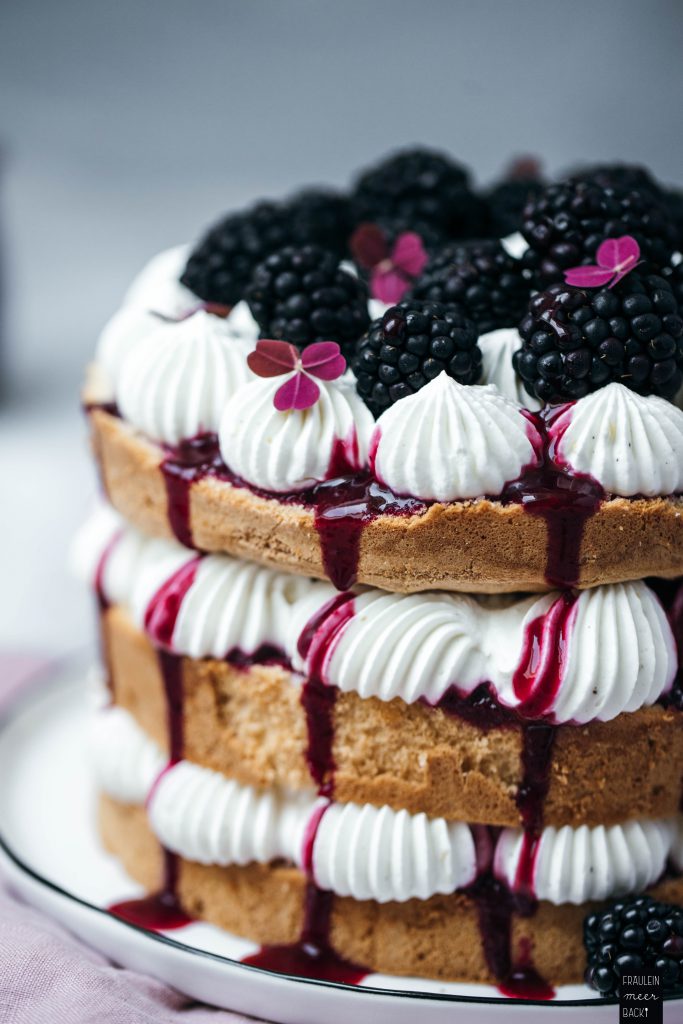 Fraeulein Meer backt Brombeer-Biskuit-Torte