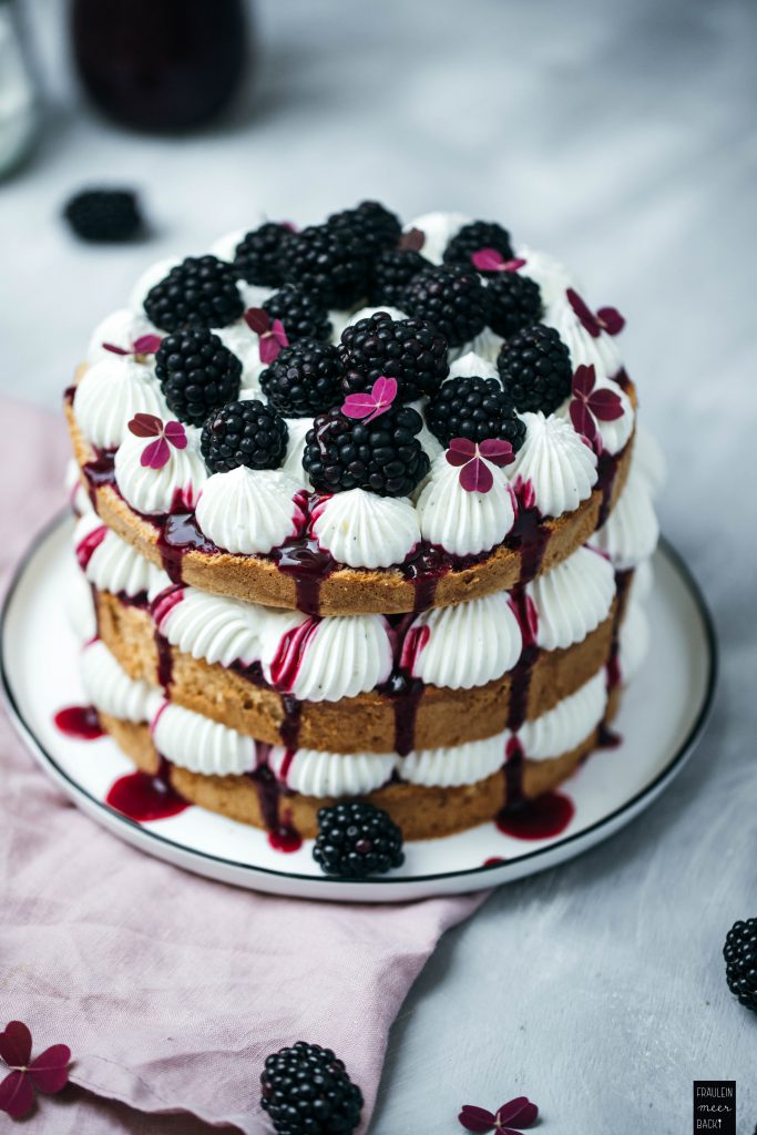 Fraeulein Meer backt Brombeer-Biskuit-Torte