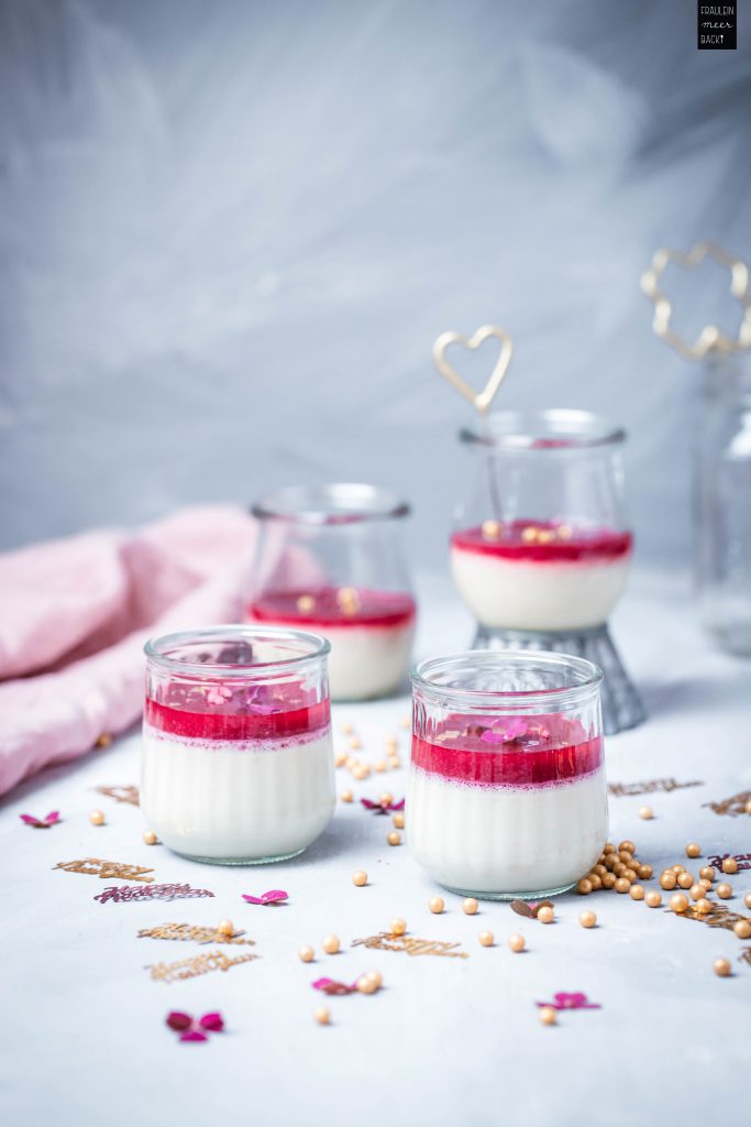 Fraeulein Meer backt Panna Cotta mit Himbeersoße