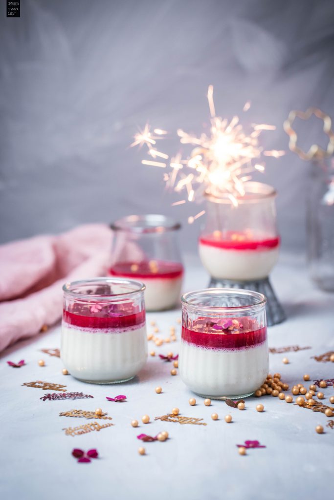 Fraeulein Meer backt Panna Cotta mit Himbeersoße