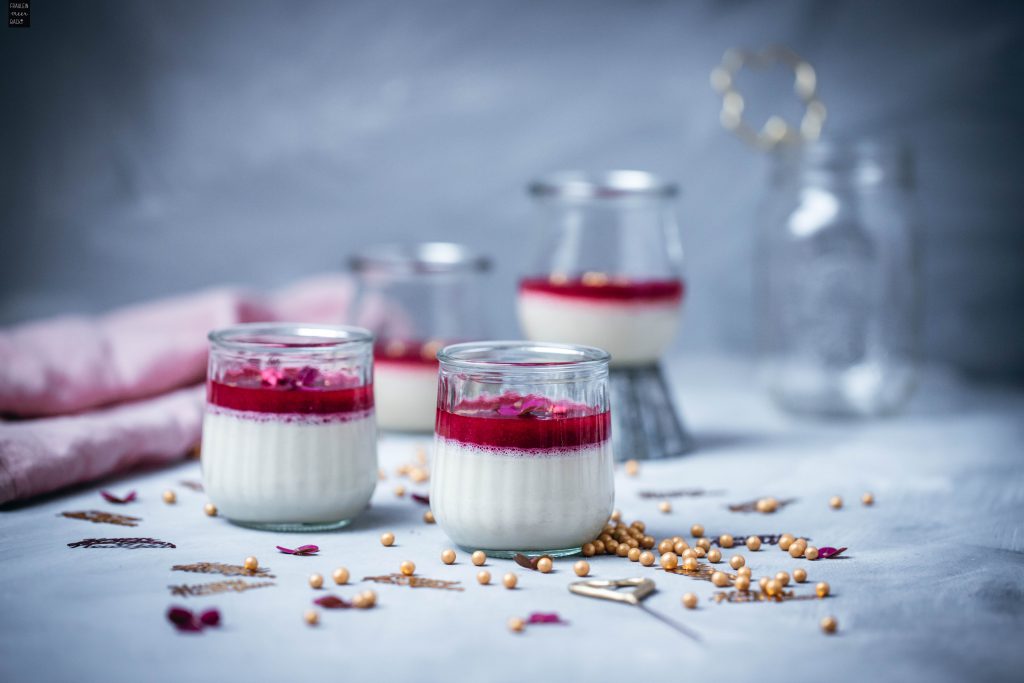 Fraeulein Meer backt Panna Cotta mit Himbeersoße