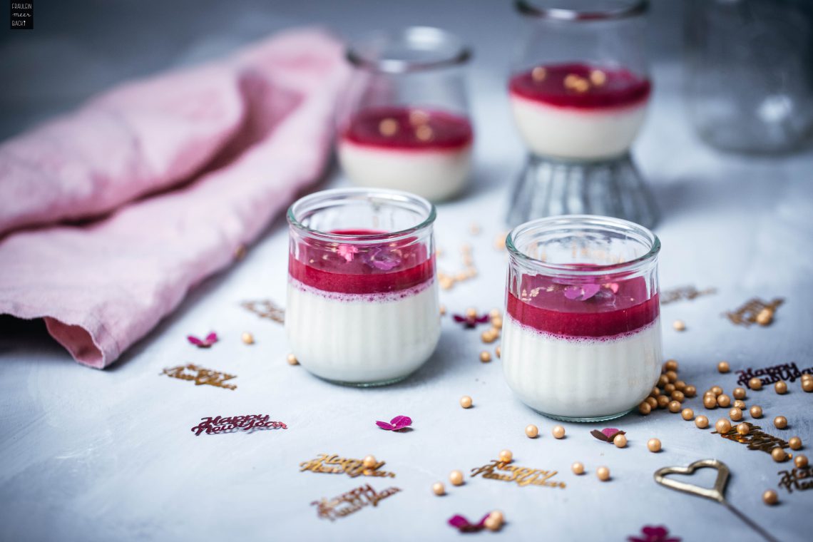 Fraeulein Meer backt Panna Cotta mit Himbeersoße