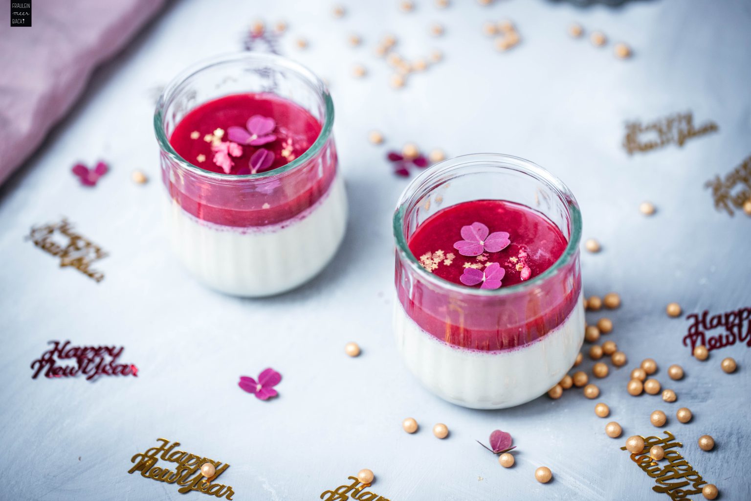 Panna Cotta mit Himbeersoße - Fräulein Meer backt