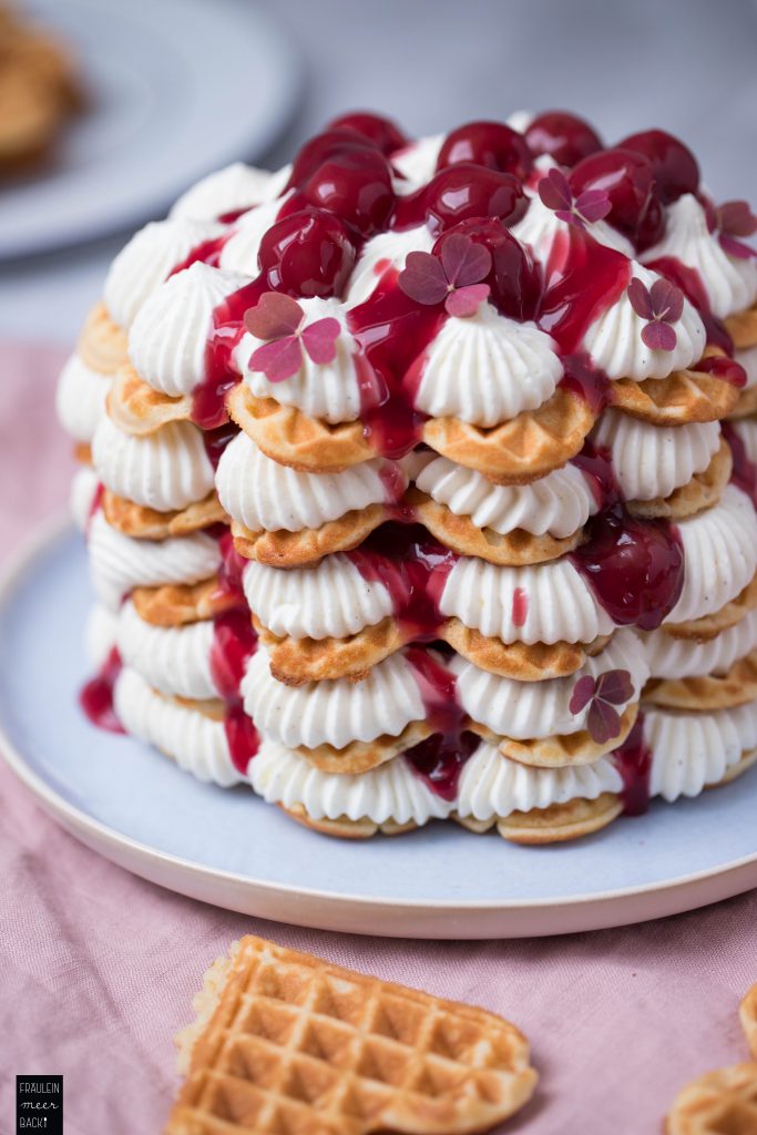 Fräulein Meer backt Waffeltorte mit Kirschen