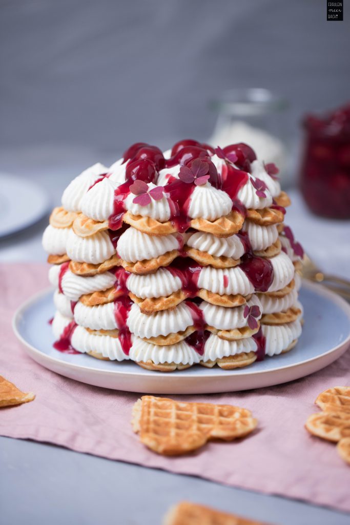 Fräulein Meer backt Waffeltorte mit Kirschen