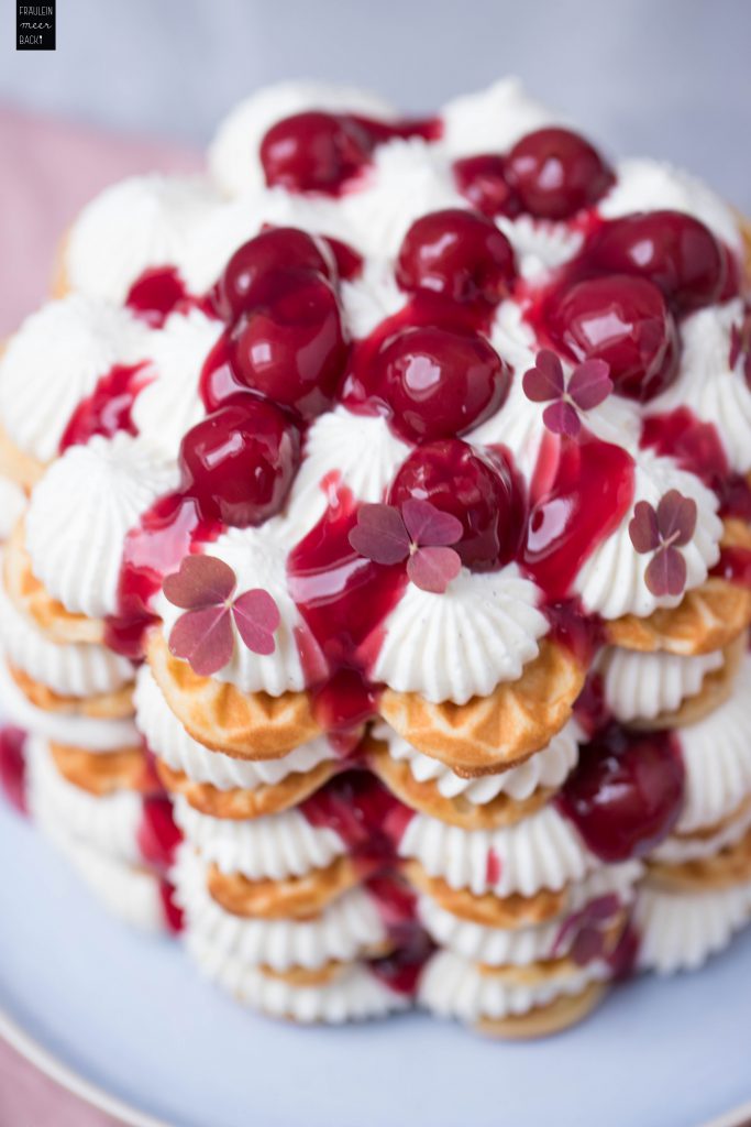 Fräulein Meer backt Waffeltorte mit Kirschen