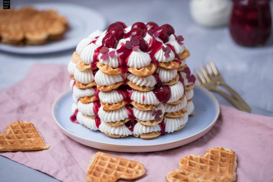 Fräulein Meer backt Waffeltorte mit Kirschen