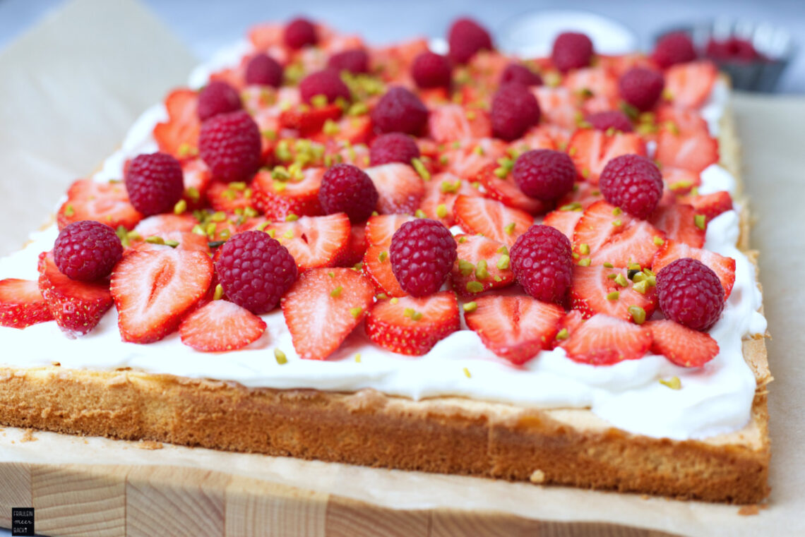 Fraeulein Meer backt Erdbeer-Blechkuchen