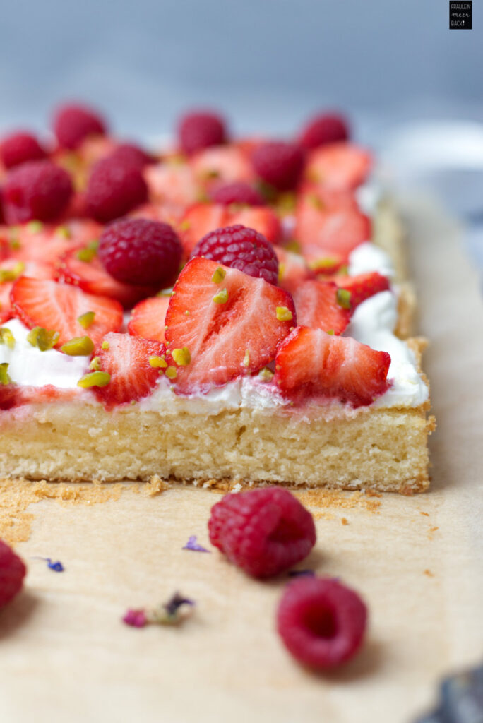 Fruchtiger Erdbeer-Blechkuchen - Fräulein Meer backt