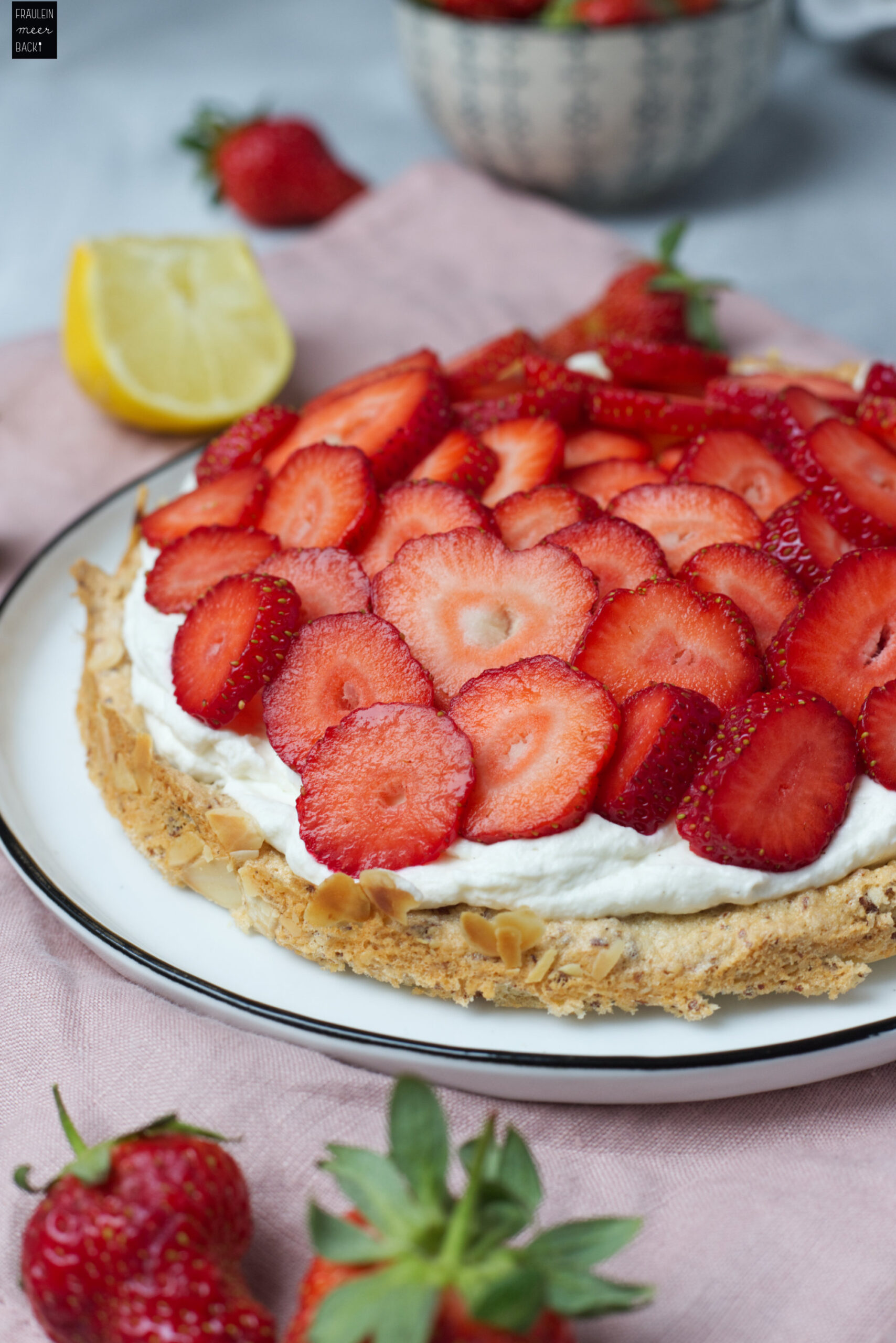 Fraeulein Meer backt Erdbeer-Mandelkuchen